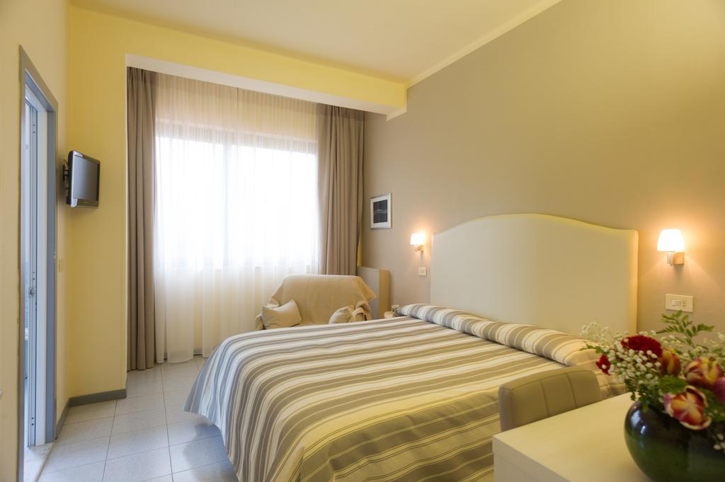 Hotel Gemma Del Mare مارينا دي بييتراسانْت المظهر الخارجي الصورة