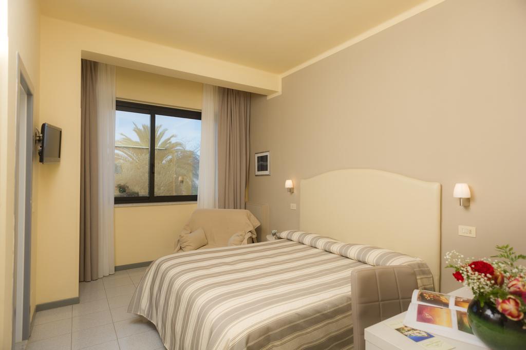 Hotel Gemma Del Mare مارينا دي بييتراسانْت المظهر الخارجي الصورة