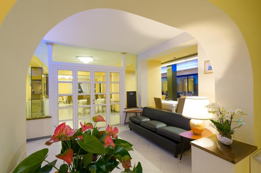 Hotel Gemma Del Mare مارينا دي بييتراسانْت المظهر الخارجي الصورة